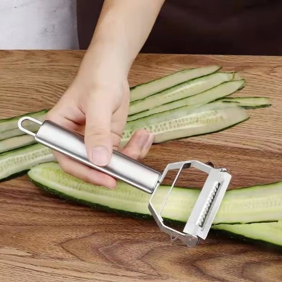 Eplucheur legume avec des concombres