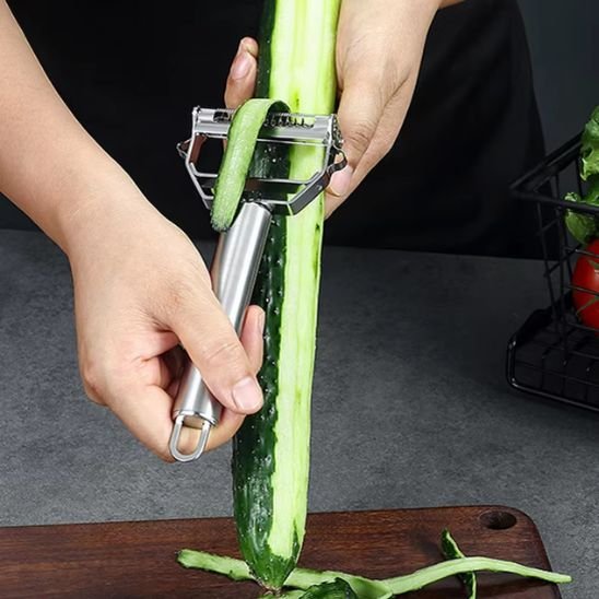 Eplucheur legume  avec un concombre