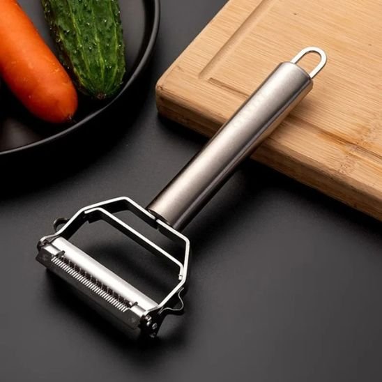 Eplucheur legume sur une table