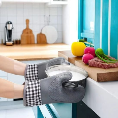 Gant de cuisine montrant une casserole remplit de soupe