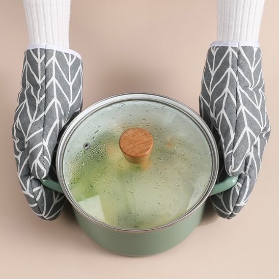 Gant de cuisine tenant une casserole