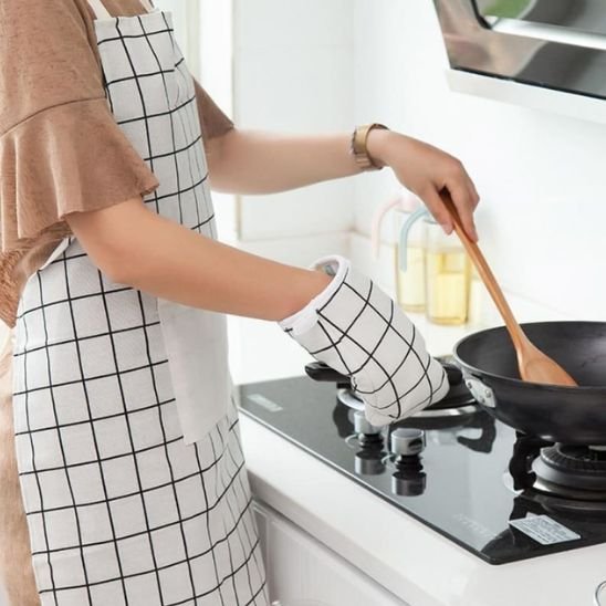 Gant de cuisine avec une spatule dans la main