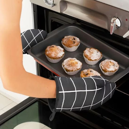 Gant de cuisine mettant une plaque cookies au four