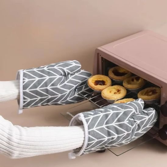 Gant de cuisine  sortant un plat du four