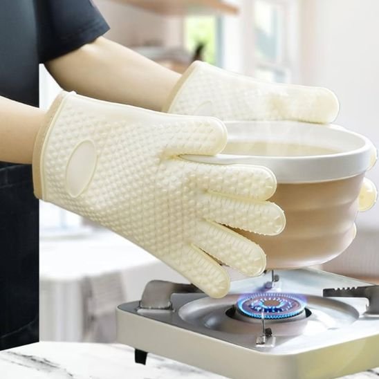 personne avec des gants soulevant un plat