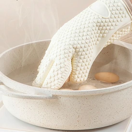 gant déposant des œufs dans un cocotte