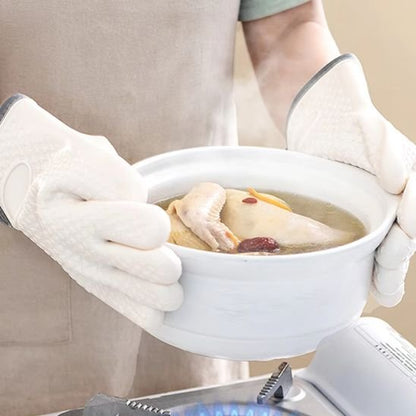 Une personne qui dépose un plat de soupe sur une gazinière