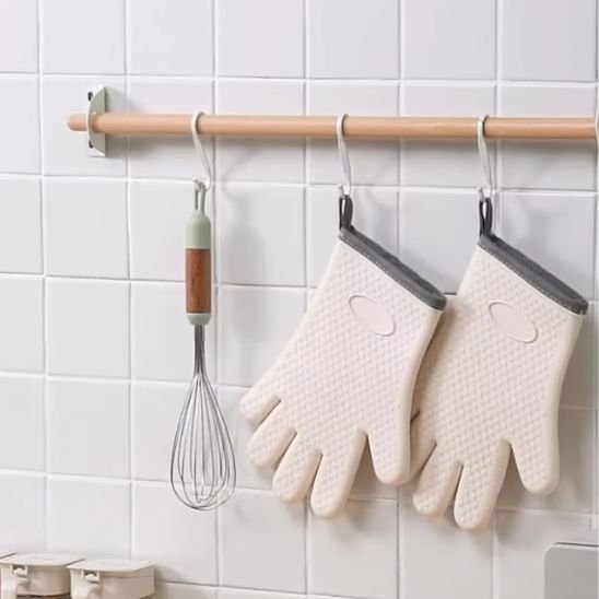 2 gants suspendu avec un fouet sur le mur de la cuisine
