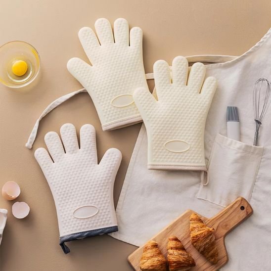 3 gants avec un tablier et des croissants sur une table