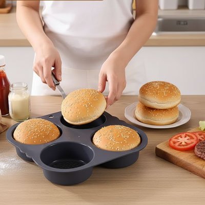 Moule a pain sur la table