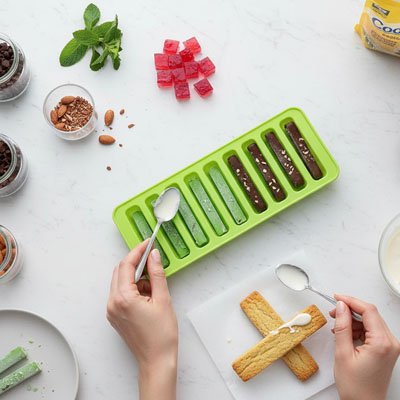 une personne qui remplit 1 moule avec une cuillère