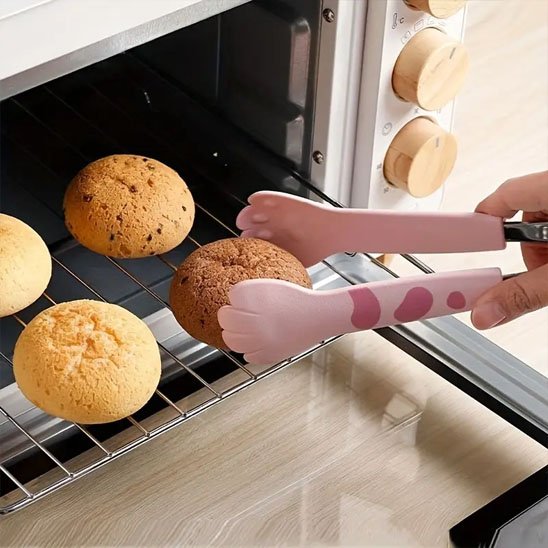 main qui pence un gâteau sorti du four