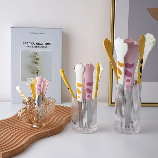 3 pots avec des pinces