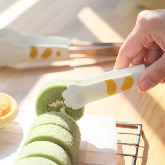 Pince tenant un bonbon