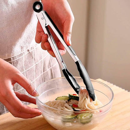 pince qui prend des spaghetti dans un plat