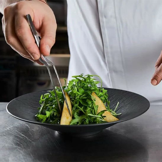 pince qui retourne un e tranche de fruit dans un bol