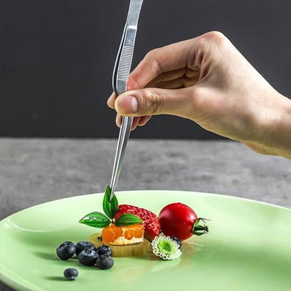 pince dans une main qui serre une feuille