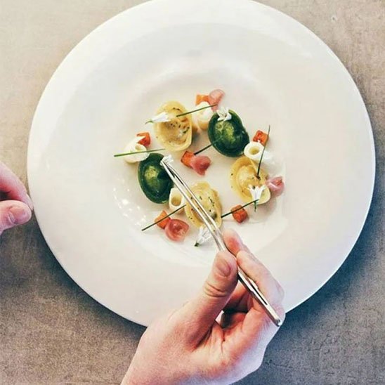 decoration d'une assiette avec une pince