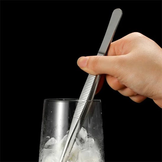 la pince mélangeant des glaçons