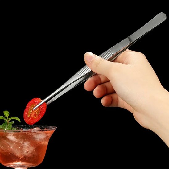 pince tenant un morceau de tomate cerise