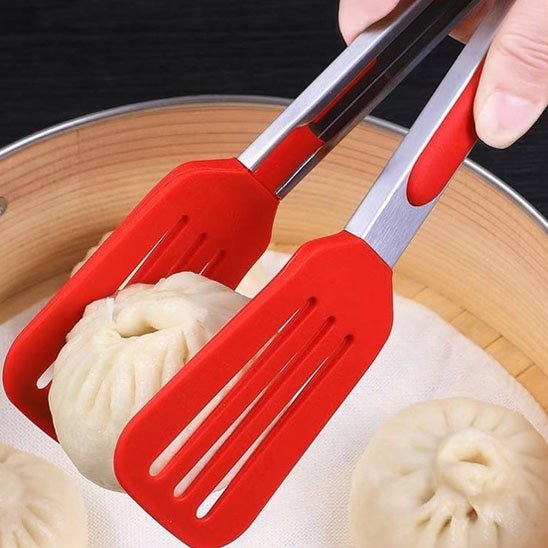 pince tenant un raviole chinois