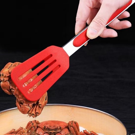 pince rouge tenant un crabe