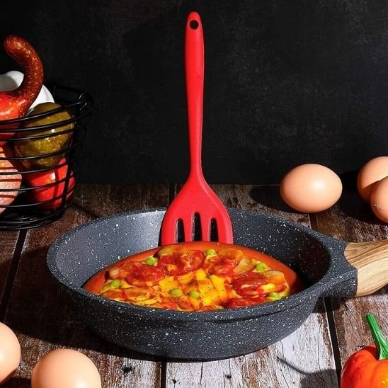 tortilla dans une poêle et une spatule