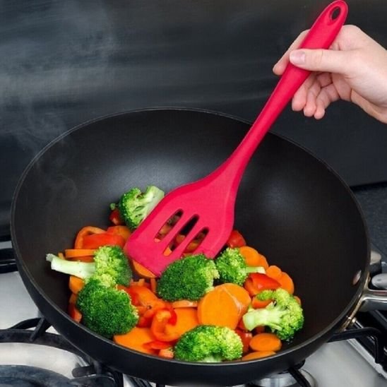 poêlée de légumes dans une casserole avec uns spatule