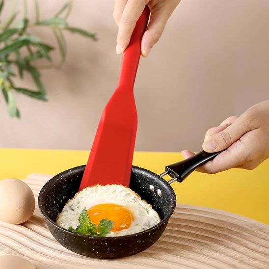 1 spatule rouge qui retourne un oeuf