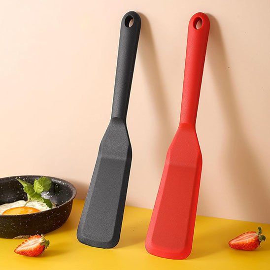 1spatule noir et une rouge dans une cuisine