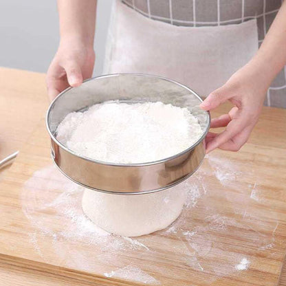 tamis en inox sur une pâte à gâteau