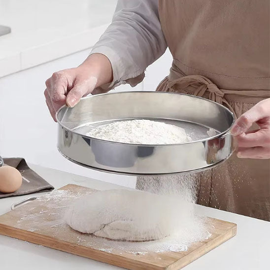 tamise un  gâteau sur une planche 