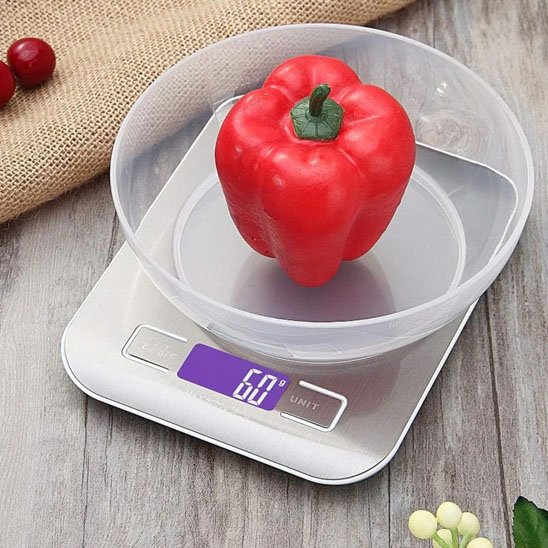 Balance cuisine avec un poivrons dans un bol