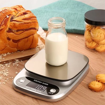 Balance Cuisine avec une bouteille de lait dessus
