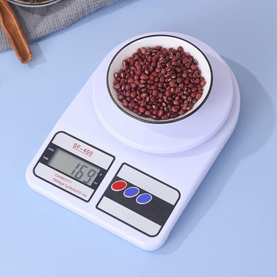 Balance-Cuisine-avec-un-bol-de-noisettes