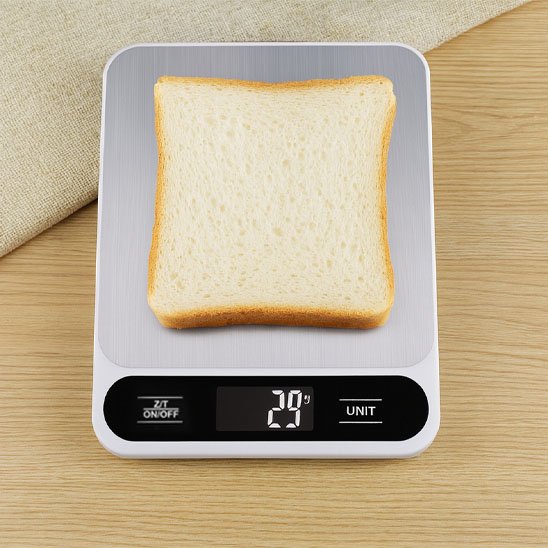 Balances-de-cuisine-avec-une tranche -de-pain