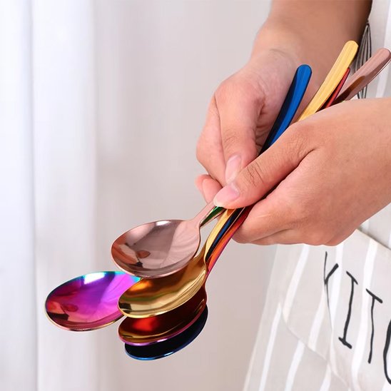 Cuillère à café dans des mains de femme