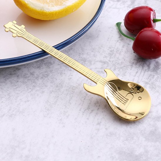 Cuillère à café sur une assiette