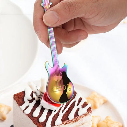 Cuillère à café avec un gâteau