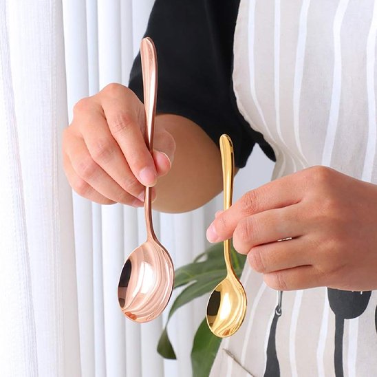 Cuillère à café une dans chaque main