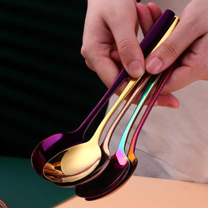 Cuillère à café dans une main