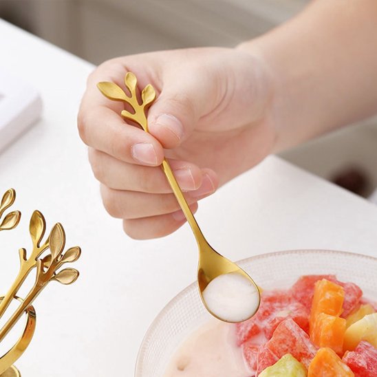 Cuillère avec des fruits
