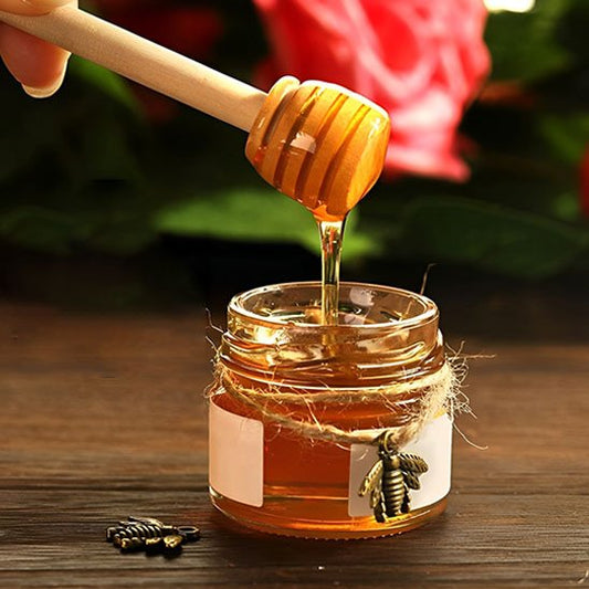 Cuillère à miel dans un pot de miel
