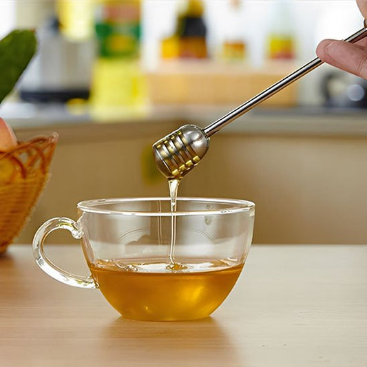 Cuillère à miel avec une tasse