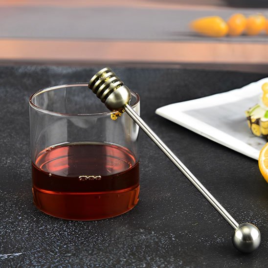 Cuillère à miel posé sur un verre