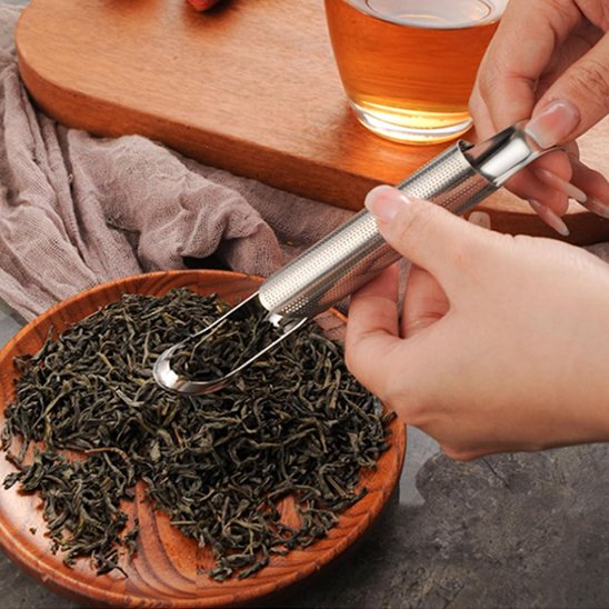 Cuillère à thé qui se remplit de feuille de thé