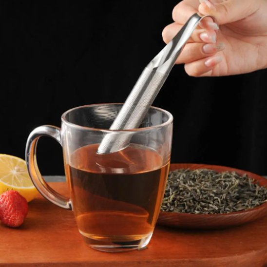 Cuillère à thé qui infuse le thé dans un verre