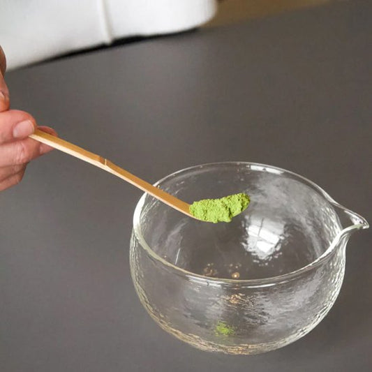 Cuillère à thé avec du thé matcha