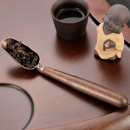 Cuillère à thé avec du thé sur une table