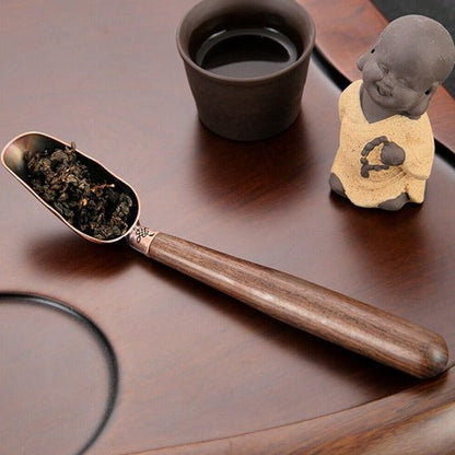 Cuillère à thé avec du thé sur une table